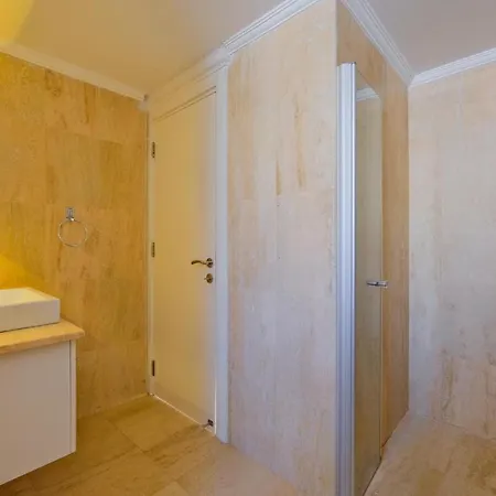5 Bedroom - 1092 Villa